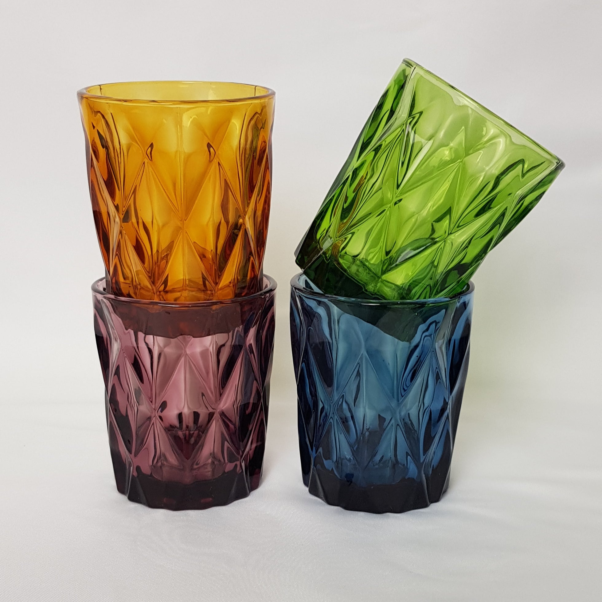 Cómo combinar los vasos de cristal de colores